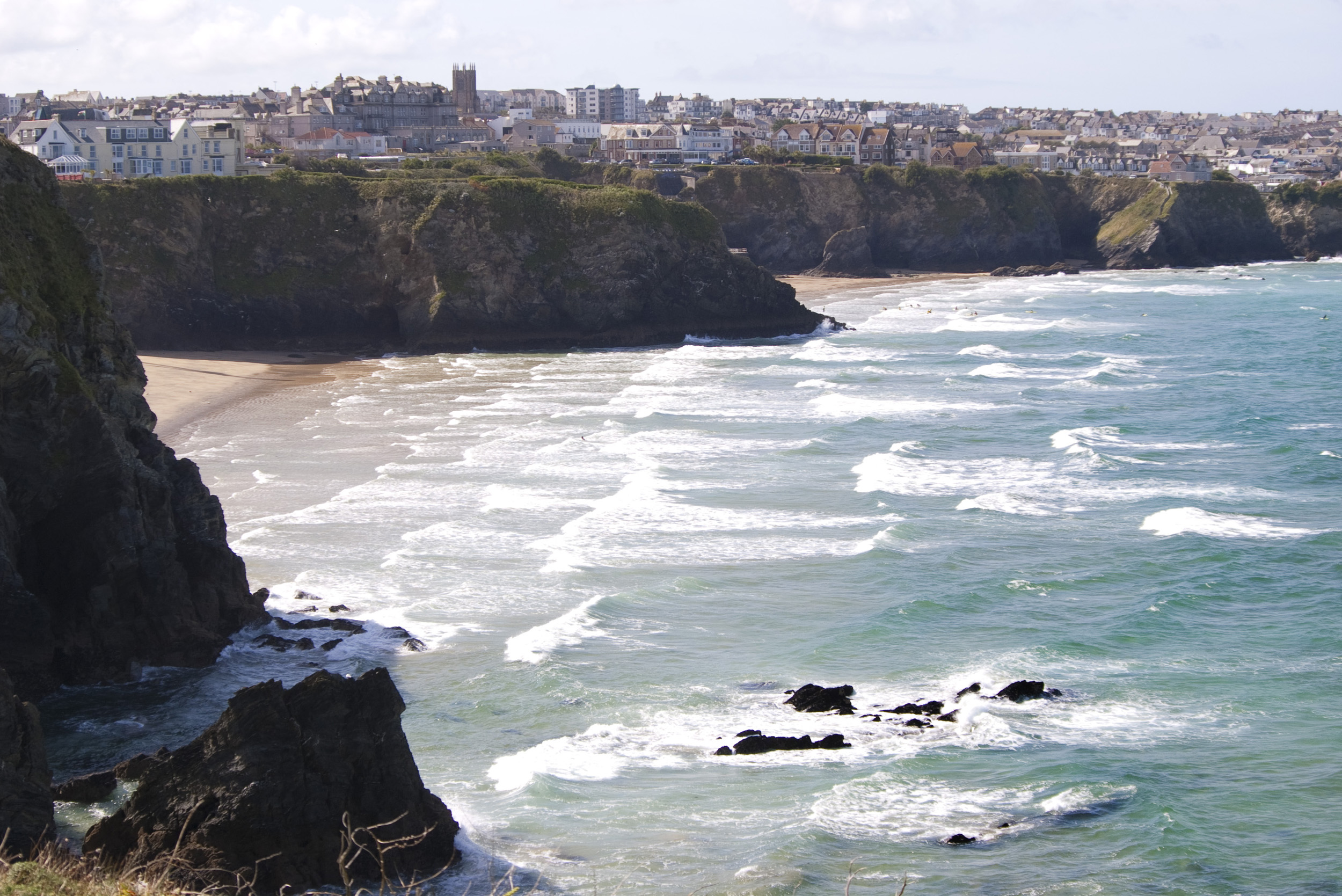 an image of cornish coastal town of newquay standing on top of tall cliffs