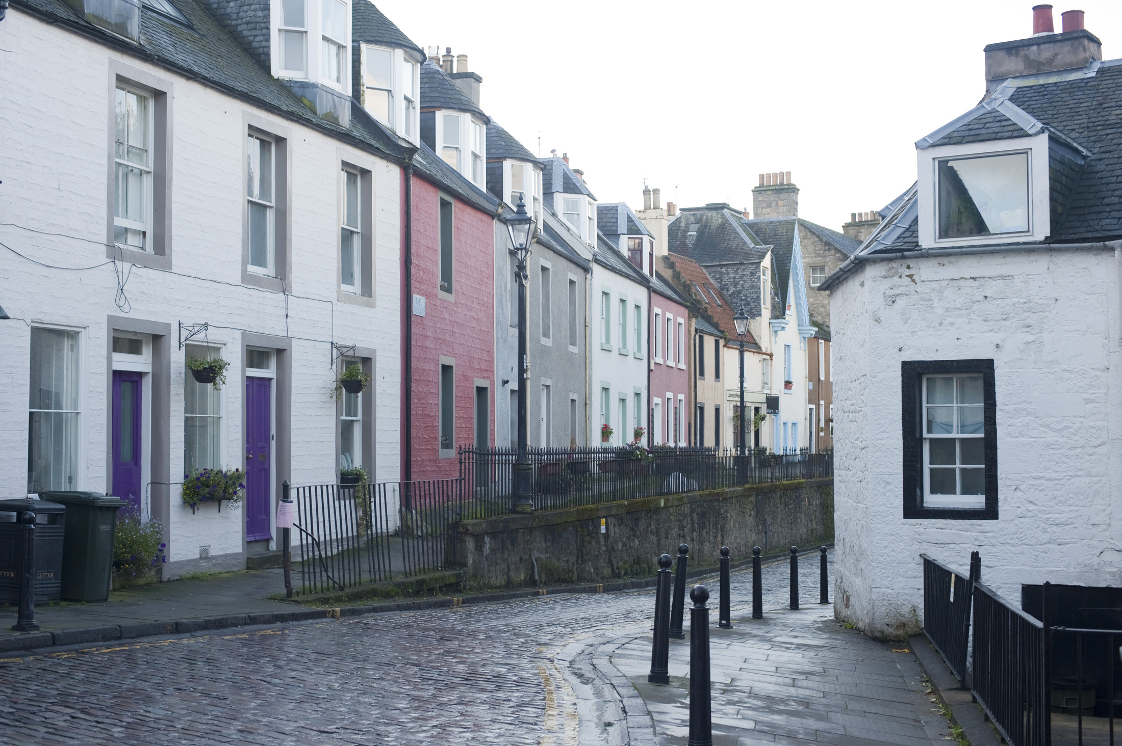an image of small terraced houses and coble stone streets in queensferry, scotland