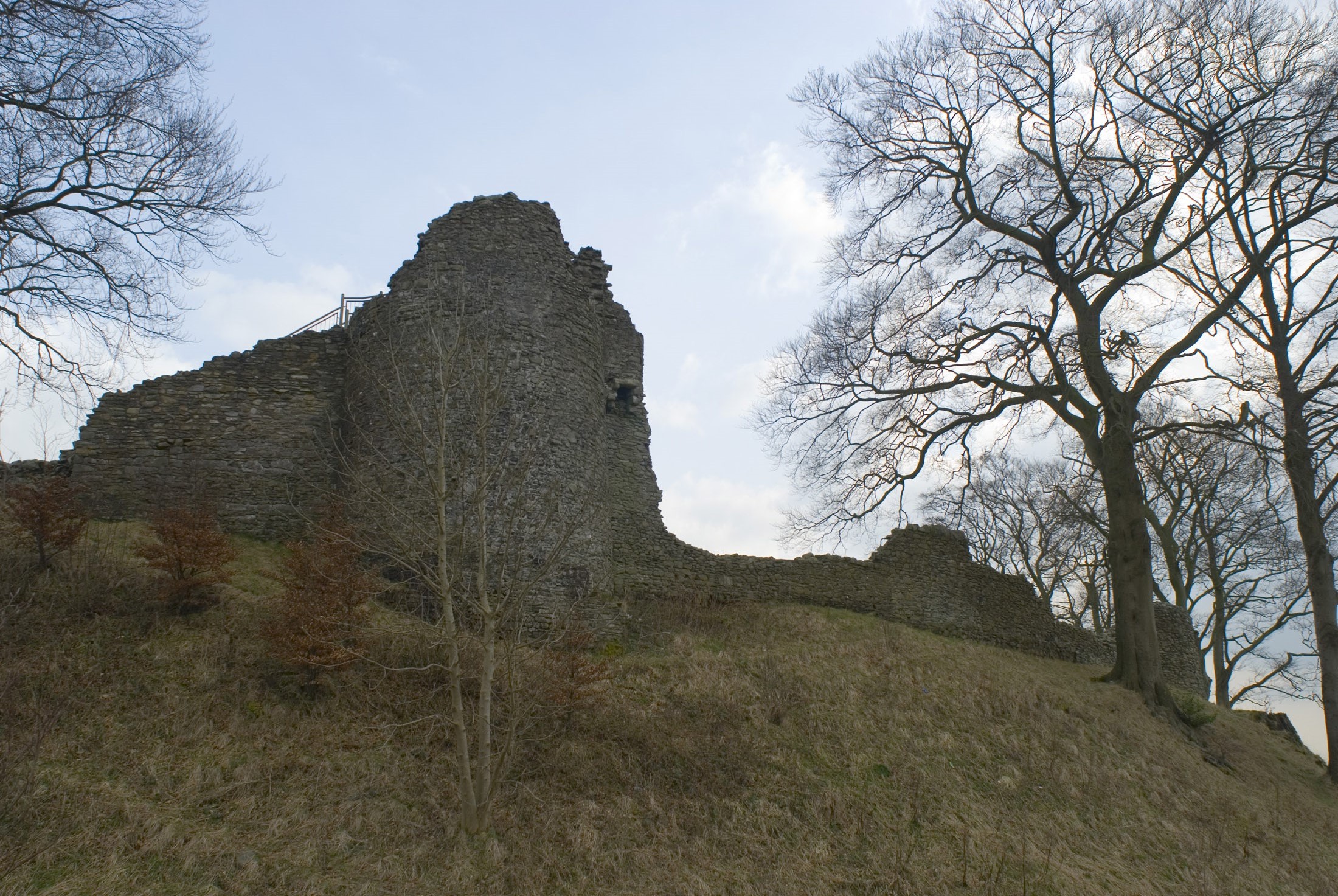 an image of the remains of kendal castle, kendal, cumbria