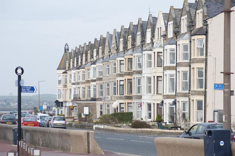 houses on the front of morecambes eastern promenade