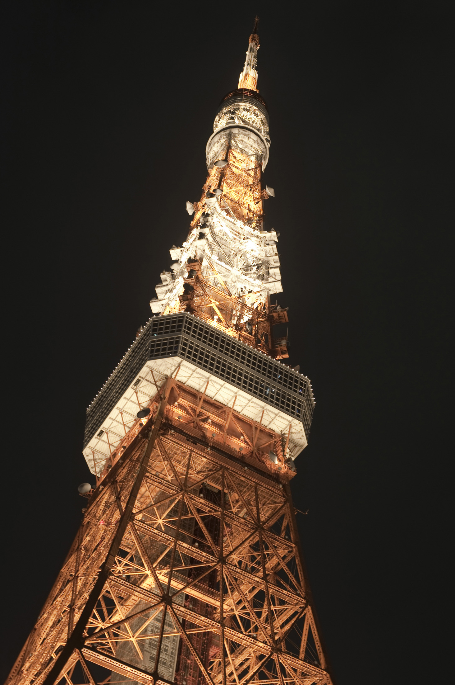 an image of landmark red and white tokyo tv tower floodlit at night