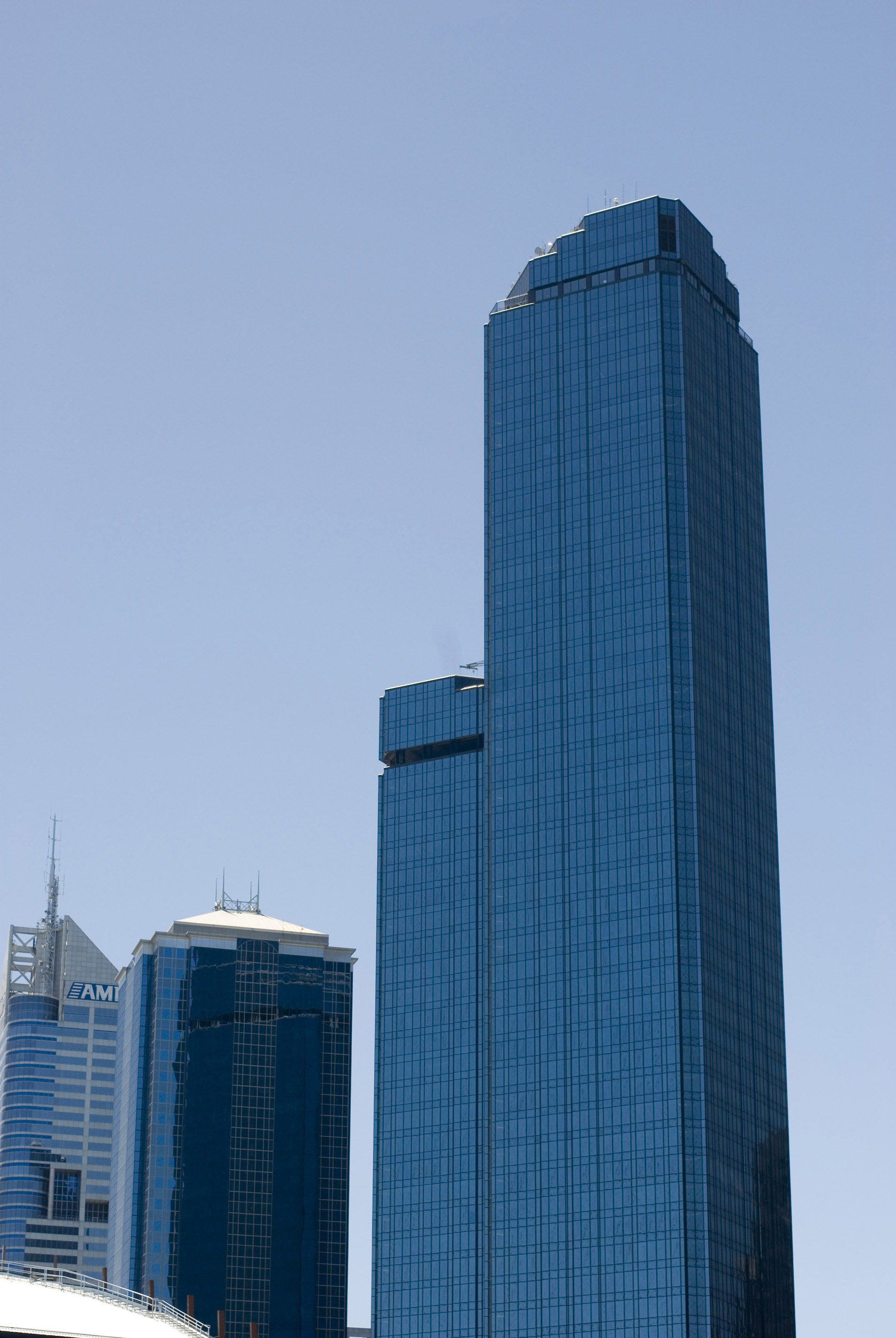 an image of The Rialto skyscraper tower in Melbourne city against a clear, blue sky.