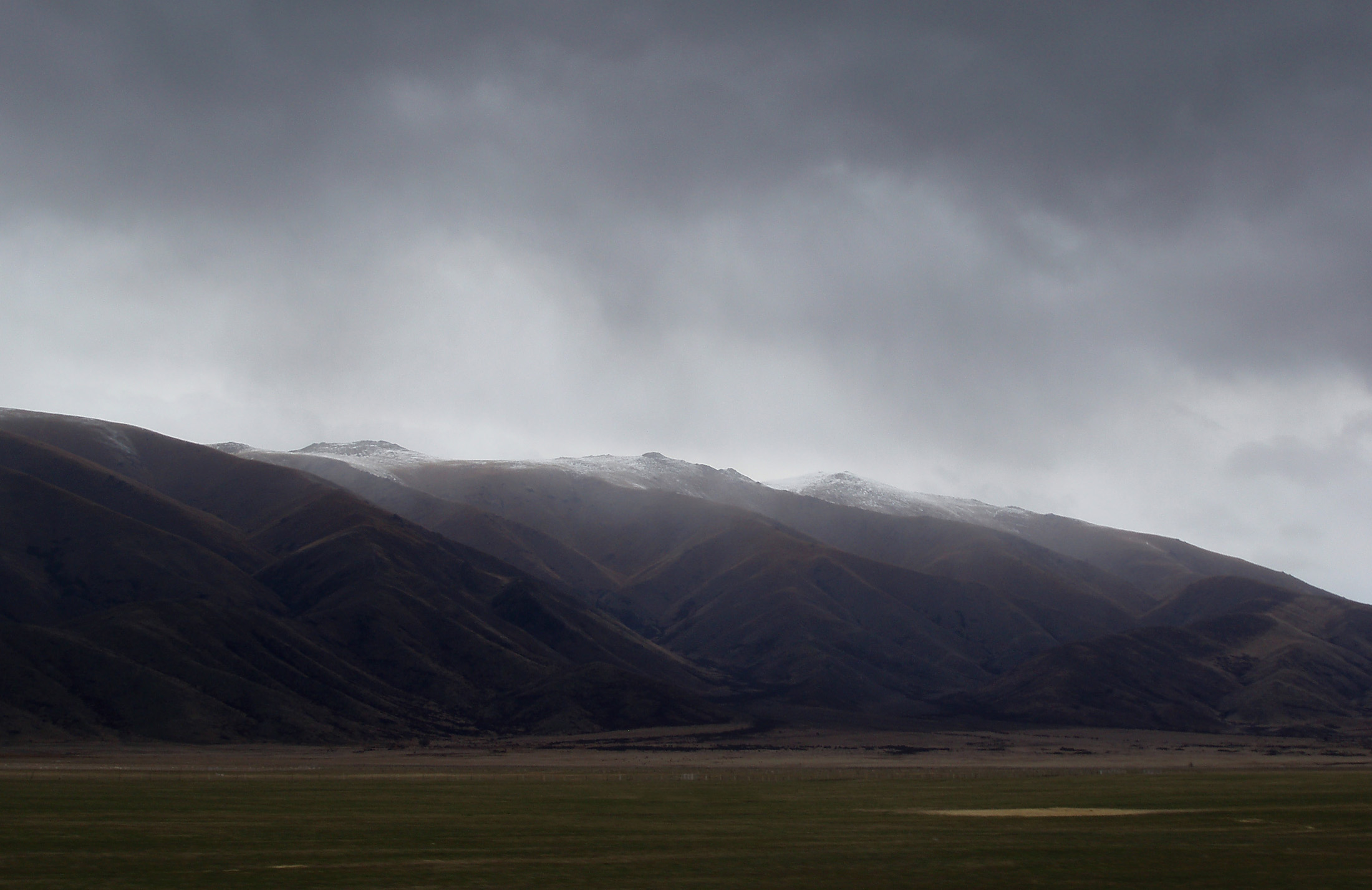 an image of a dark stormy day in the mountains between tekapo and queenstown