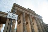 Sign at the front of the brandenburg gate, a square name to commemorate free electrions in reunified germany and the 1848 revolution