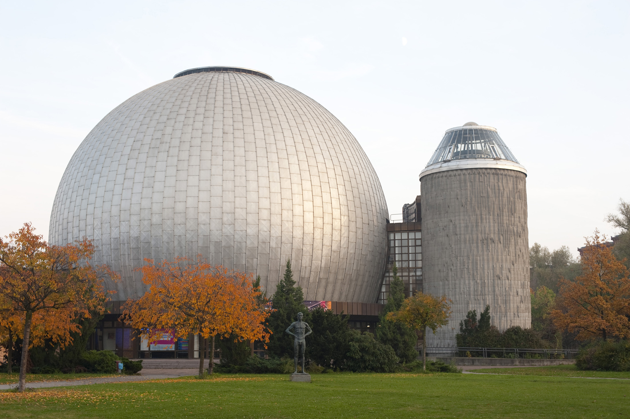 an image of exterior of the berlin zeiss planetarium