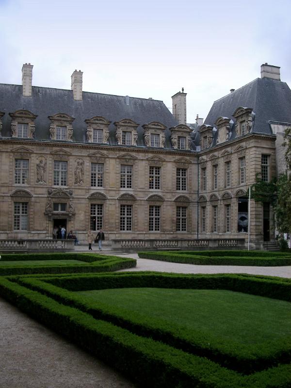 Garden at Vinatge Architectural Hotel de Sully Near the Place des Vosges