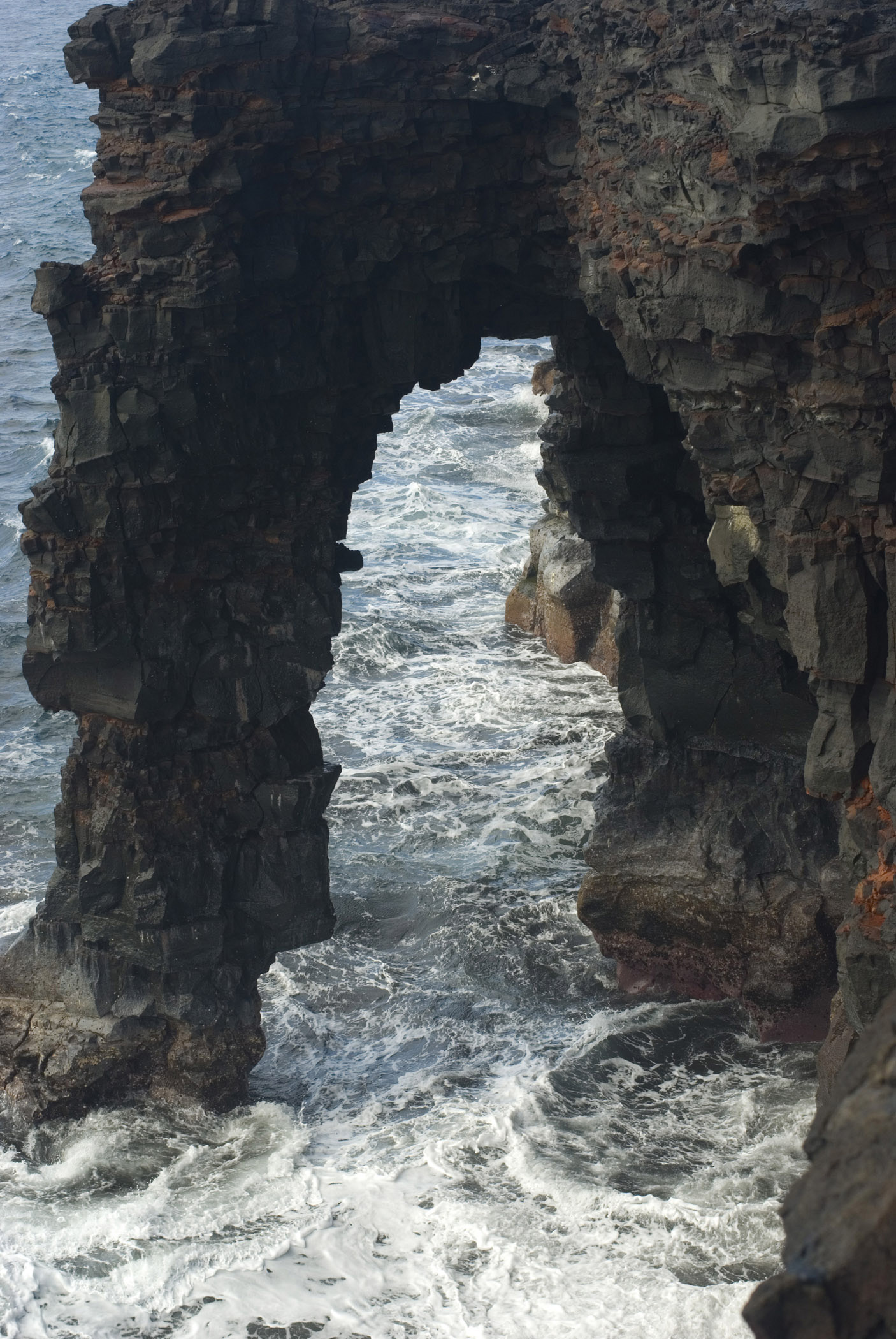 an image of Holei Sea Arch Natural Rock Formation in Hawaii Volcanoes National Park